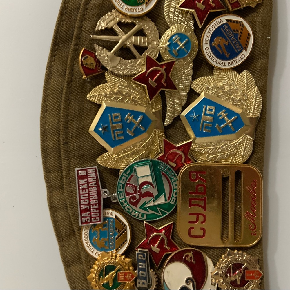 Men’s Russian Cap with multiple Pins - Picture 2 of 9